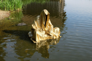 lower-austria-fish-pond-lake-guardians-of-time-by-manfred-kili-kielnhofer-contemporary-art-modern-sculpture-fine-photography-arts-ars-statue-water-reflection-7171